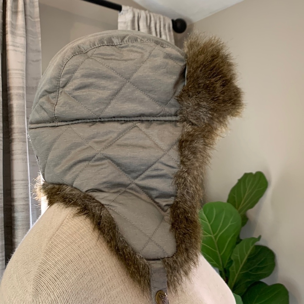 Eddie Bauer S/M down filled hat with faux fur.